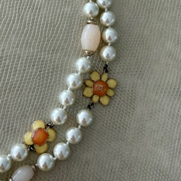 CAMELLIA LOGO FAUX PEARL LONG NECKLACE 26" - Picture 3 of 6